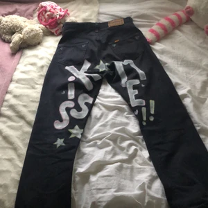 Byxor - Intressekoll på Jeans med tryck som jag gjort själv! (Med textilfärg) 
