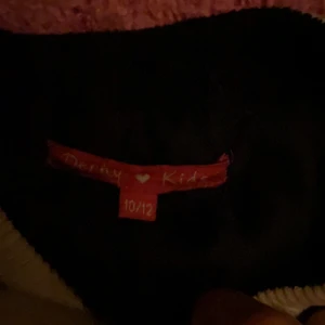 Fin barnjacka! 10/12 år - Säljer en fin barnjacka från Derhy Kids, då den har blivit för liten för mig. Kontakta mig vid intresse 