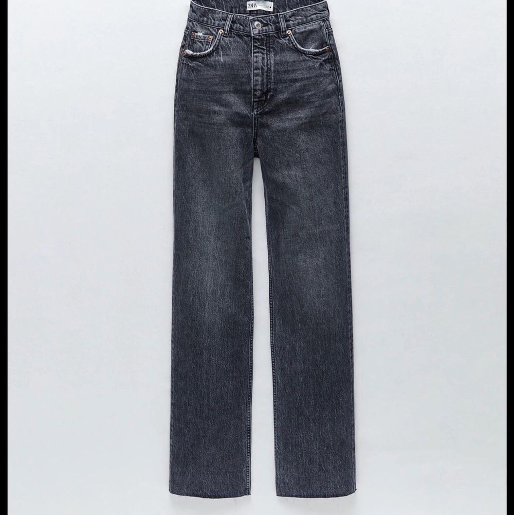 Säljer dessa skitsnygga jeans från zara🥰🥰🥰. Jeans & Byxor.