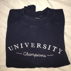 Tröja, S - En tröja, perfekt nu till hösten💗, super fin. Jag har inte andvänt denna tröja alls mycket💗