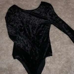 Body - En svart samet body använd ett fåtal gånger. Frakt ingår ej