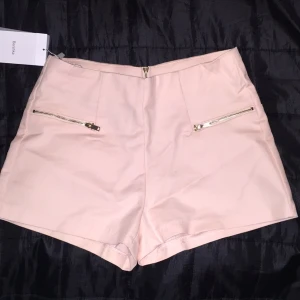  - Från Bershka. Säljes billigt!!! Snygga ljusrosa shorts med detaljer fram och dragkedja bak. Oanvänd och prislapp är kvar. 