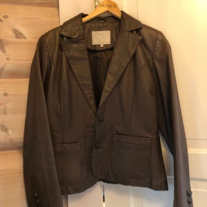 Jacka  - Snygg brun vintage skinnjacka! Står strl 38 men jag skulle säga att den passar 34-36