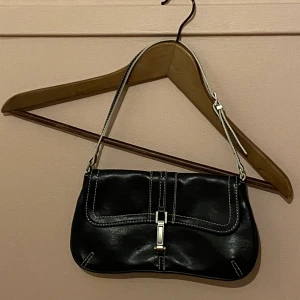 Trendig svart handväska - Trendig svart handväska, super snygg! Skriv gärna till mig vad ni kan tänka er ge för den, några är redan intresserade. Kan frakta (köparen står för frakten)