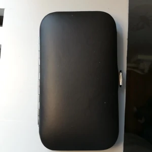 Nagelkit - En svart liten väska med olika nageltillbehör helt nya och inplastade köparen står för frakten