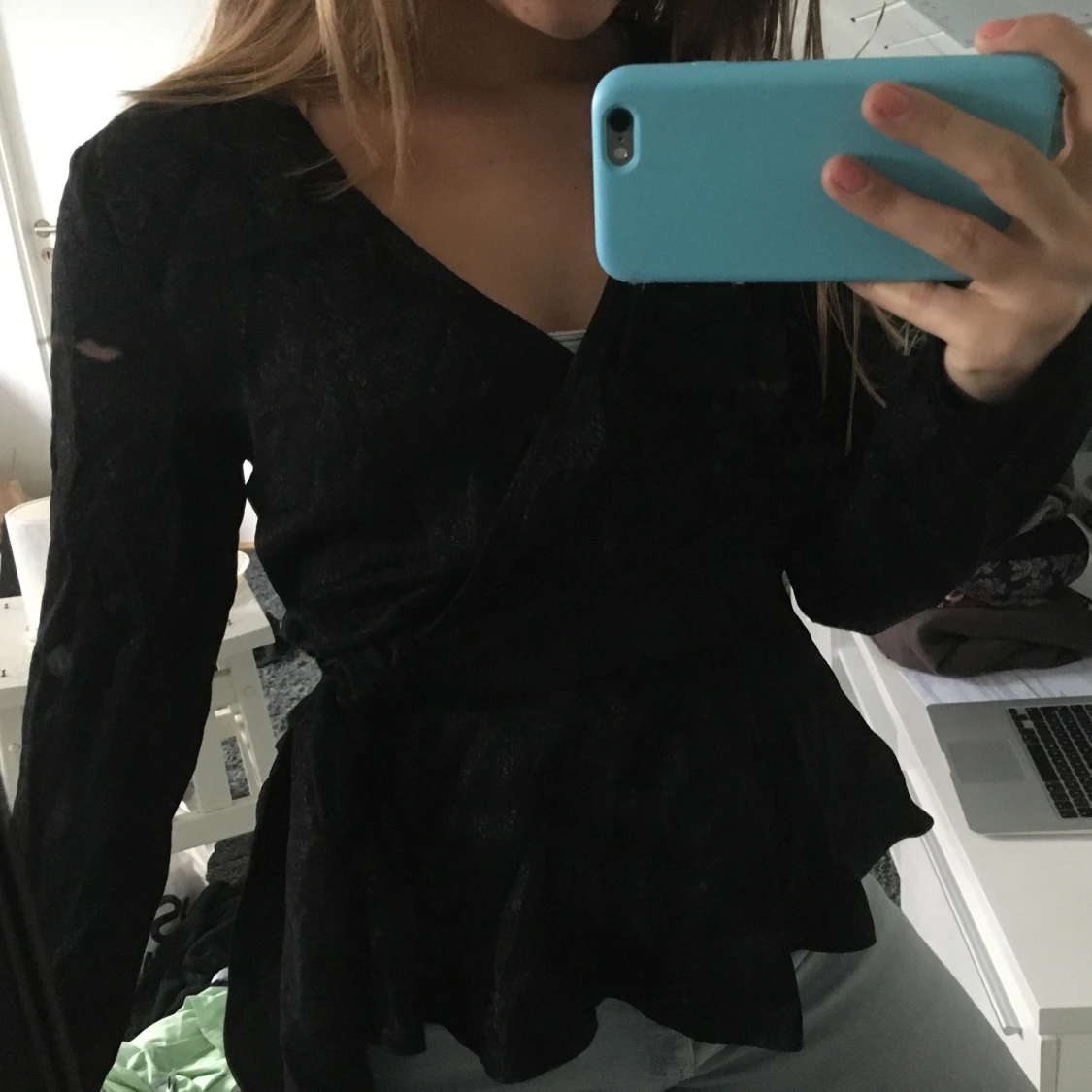 Festblus i ormskinn imitation 