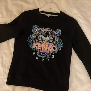 Kenzo sweatshirt i bra skick som knappt är använd. Ingår även påse från köptillfället. Köpt för ca 2200 kr. Pris kan diskuteras.