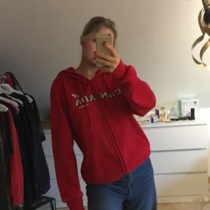 Tjocktröja - Röd zip up tröja, knappt använd. Storlek M
