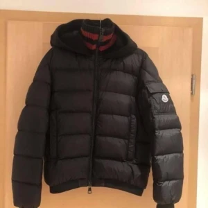 Moncler Aubrec - Storlek 2, nyskick. Använd ca 5 gånger.