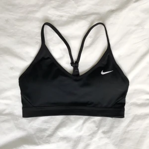 Nike sport-bh  - Svart Nike sport-bh. Fint skick! Köparen står för frakten <3 HÖGSTA BUDET: 120kr + frakt