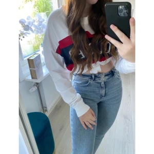 Oversized tröja från Hollister - Oversized tröja i storlek Xs från Hollister. Aldrig använd så i nyskick, säljer för att jag inte får någon användning för den. Kontakta mig vid frågor, frakt tillkommer.