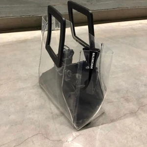 Zoe bag - Köpt på för 300kr, använd 1 gång i somras.🌻🌼 Perfekta snygga väskan! Snyggar till vilken outfit som helst. Trendig!! Säljer pga har för många väskor🤦🏼‍♀️🌟