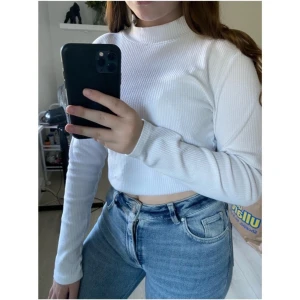 Polotröja från Bikbok - Säljer en polotröja från Bikbok i storlek L, men är väldigt liten i storleken så sitter perfekt på mig med storlek S i tröjor. Väldigt fint skick. Kontakta mig vid frågor, frakt tillkommer.