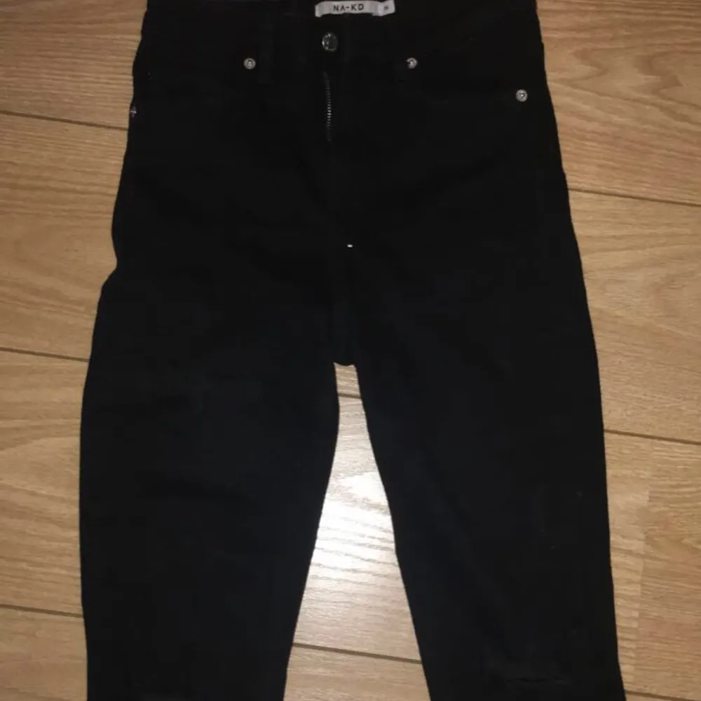 Säljer ett par svarta High Waist skinny jeans från NA-KD. Byxorna har två hål på knäna och sitter bra på mig som är omkring 1,60m lång. Men byxorna kommer tyvärr inte till användning och därför säljer jag dom. Ny pris: 399kr. Jeans & Byxor.