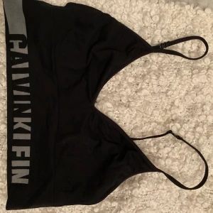 Calvin Klein bralett - Calvin Klein bralett. Köpte för 400kr. Använd 2 gånger. För liten för mig. Fraktar!  