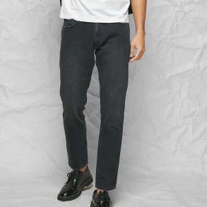 Mid Rise regular tapered jeans  - Help oanvända jeans från nu-in Fashion. Säljer åt min kille som glömde returnera då de var för små. Skönt och lätt material som har haft ett lågt klimatavtryck! Är lite små i storleken. Originalpris 526kr 