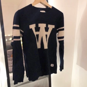 Stickat Wood Wood tröja - så fin och mysig blå/vit stickad tröja från Wood Wood. Köpare står för frakt💗💗 sitter lite fint oversized på mig som är strl xs-s men sitter även fint tajt💗💗 skriv för fler bilder