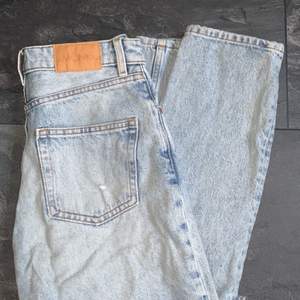 Blåa jeans med hål från monki✨ ganska urtvättade, säljer de har blivit för små och  för korta för mig (170cm) 