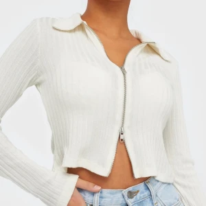 Nelly trend double zip top  - Trendig tröja som jag köpte här på plick men tyvärr inte satt som jag ville. Jag är typ L/XL och denna var för liten på mig så tror den sitter bättre på någon som är M/L men beror självklart på passform. Annars helt nytt skick!! Frakt tillkommer