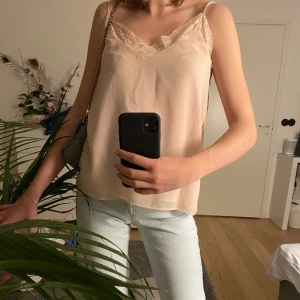 Gulligt linne från Zara - Jättegulligt linne från zara med spetskant. Skriv för att köpa direkt eller buda i kommentarerna! Köparen står för frakt! 💓💓💓