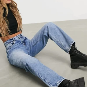 Dad-jeans Blåjeans - Från Asos, märket Collusion. Superfint skick, knappt använda.  Riktigt fin blå färg, superbekväma. Passar mig som har 34 i vanliga jeans. 