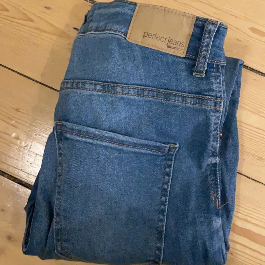 Snygga jeans från Gina Tricot i modellen Molly. Aldrig använda så i mycket fint skick. Köparen står för frakten!. Jeans & Byxor.