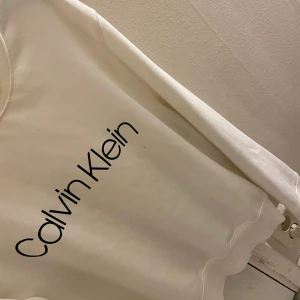 CALVIN KLEIN - Sweatshirt från Calvin Klein, storlek M. Den är ändast provad och aldrig använd, nytt skick. 