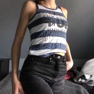 Randigt linne - Blått- och vitrandigt linne från Lindex. Barnstorlek 134/140, men jag som har XS/S kan använda den. Köpare står för frakt, ställ gärna frågor!