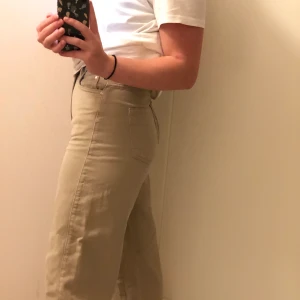 H&M jeans storlek 34 - Jättesköna beiga jeans från H&M köpta nu i somras. Nästan aldrig använda 🥰 (köparen står för frakten)