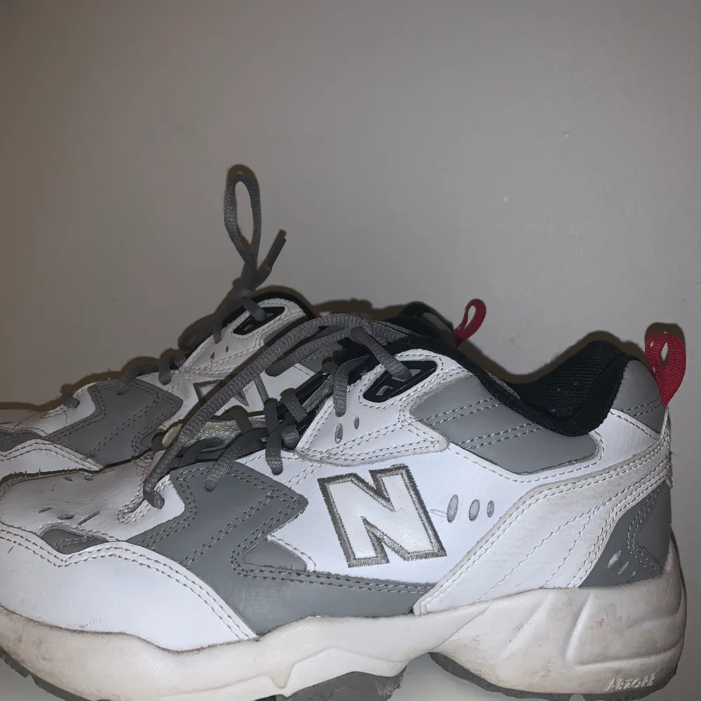 New Balance skor i strl-39. Supersnygga skor i bra skick. Kostade 1099kr, säljer för 299kr. Köparen står för frakten🤍. Skor.