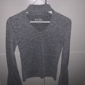 Tröja  - Jätte söt tröja med utsvängda armar. Storlek S! 