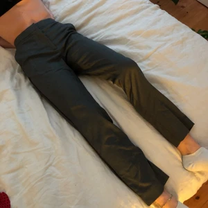 Grå Kostymbyxor  - Grå kostymbyxor med svart rand längs sidorna. Bra skick och från Holly & White. Strl 34/36, skriv för mer info! 