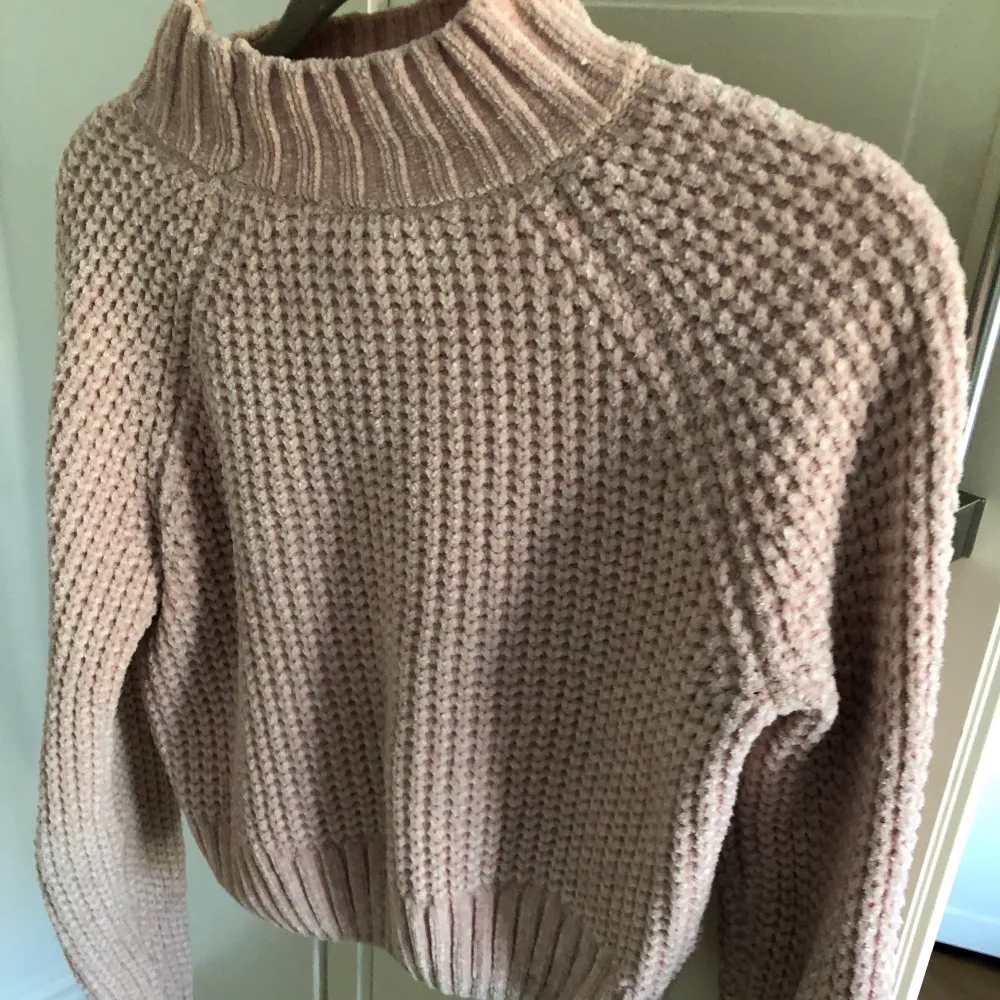 Super fin stickad tröja i ett super skönt och mjukt material. Ljus rosa färg och är i storlek S! . Tröjor & Koftor.