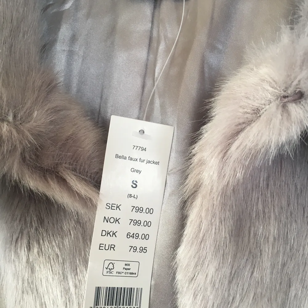Grå Faux fur från Gina tricot( nästan ljuslila i färgen), ordinarie pris 799 kr, . Jackor.