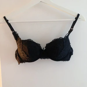 Ny ny ny - Helt ny bh från by mariemeili, very Victoria silverstedt. Strl 70b. Min mormor jobbar på en bh affär så får massor av bh-ar av henne men använder inte bh☺️ superkvalle, håller i många många år utan att bygeln blir sämre. Lätt pushup som går att ta ur. Köparen står för frakt 