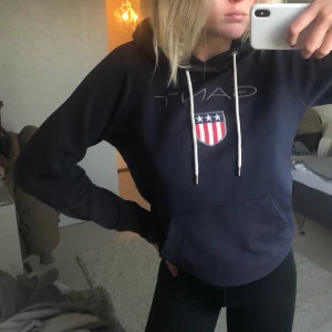 Gant hoodie - Stl S. Marinblå hoodie från gant. 