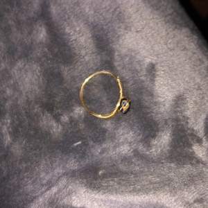 Säljer lite ringar som jag gjort själv, ringen är gjord av guldig ståltråd och en svart pärla/Sten med små blommor på. Säljer denna ring för 15 kr+ 11 kr i frakt. DMa mig vid intresse!