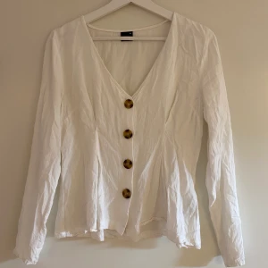 Topp - Superfin topp som behöver stryckas haha! Köparen står för frakten🥳