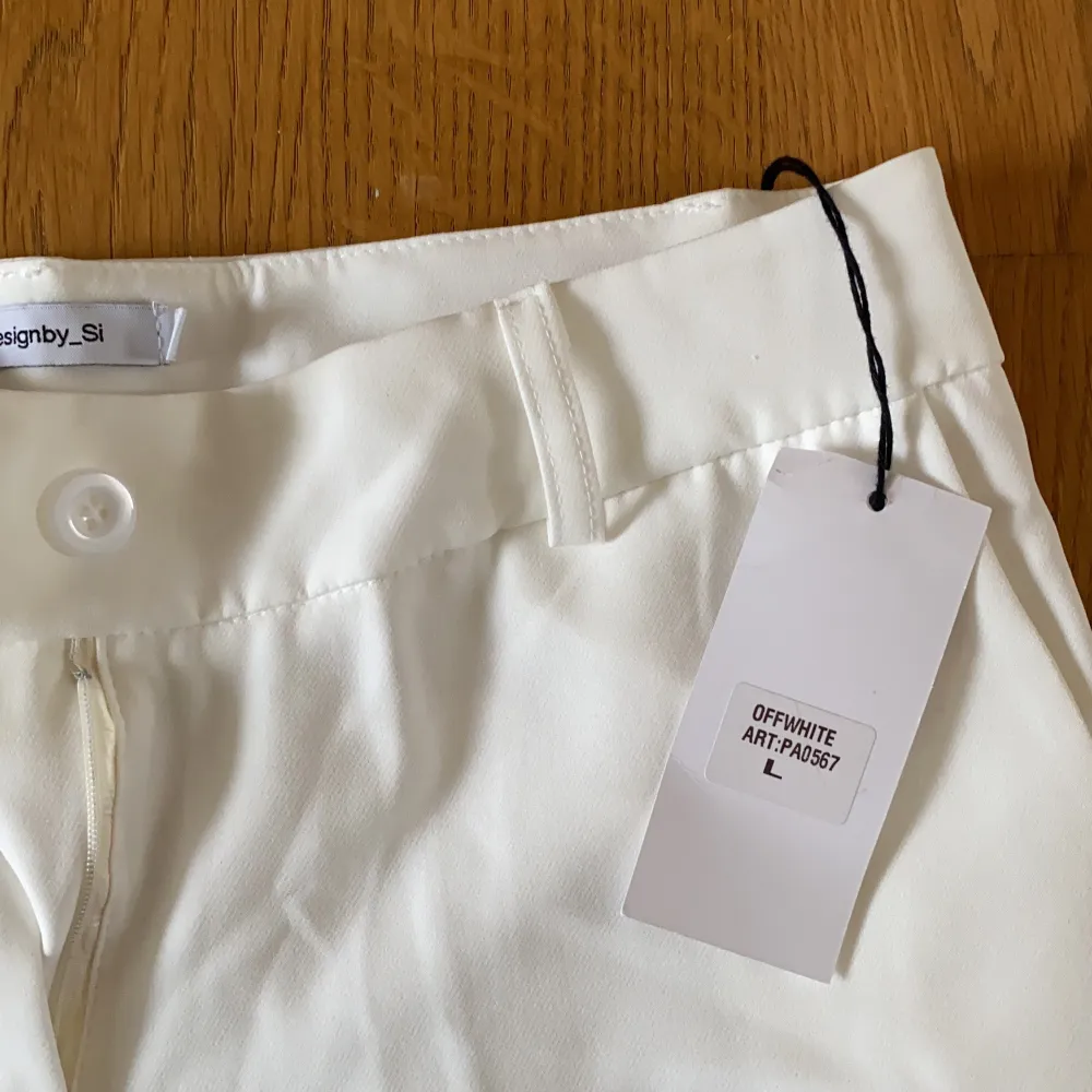 Super snygga kostymbyxor med flare🤩 Köpte från ett danskt märke designbysi för ca 415kr (300dkk). Jag brukar bära M/L och dessa var för små för mig så skulle säga att de passar S/M bättre🥰 . Jeans & Byxor.
