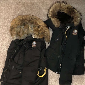 parajumpers jackor i mycket fint skick!! - Den till vänster med brun päls är knappt använd och strl s. 3000.                                         Den högra är i strl xs men passar även s likaså knappt använd 2000. Går även att få båda för ett paket pris. Skriv för mer info!