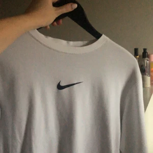 Nike sweatshirt  - En snygg vit sweatshirt från NIKE. Helt oanvänd 