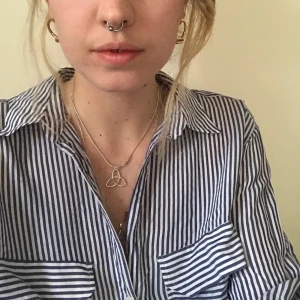 Tunn fin skjorta från zara!  - Tunn skjorta från zara ! Storlek L, passar även fint på mindre storlekar som lite oversize!