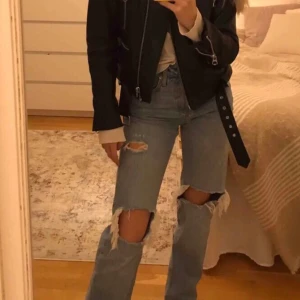 Jeans - Trendiga jeans från zara, helt slutsålda. Köparen står för frakten annars kan jag mötas upp i Stockholm!💕💕 (lånade bilder)