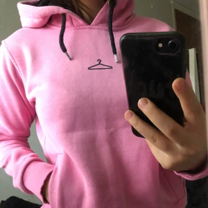 Rosa hoodie galge - Svenskt märke, skit snygg och as ball!! Lite tight i storleken, hade passat XS bäst med S passar fint med.