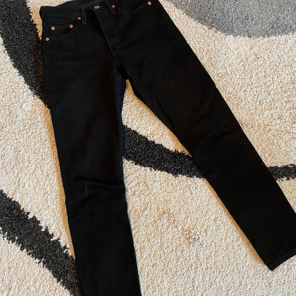 Svarta Levi’s 501 Skinny som knappt är använda. De är en croppad modell så de slutar precis vid anklarna på mig som är 164, stl 24💜                                                                   Möts upp i stockholm eller skickas. Jeans & Byxor.