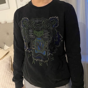 Kenzo-tröja - Säljer min kenzotröja i storlek M men passar även XS/S. Använd fåtal gånger. Hör av dig om du undrar något. Frakt tillkommer 💕 nypris: 2100kr