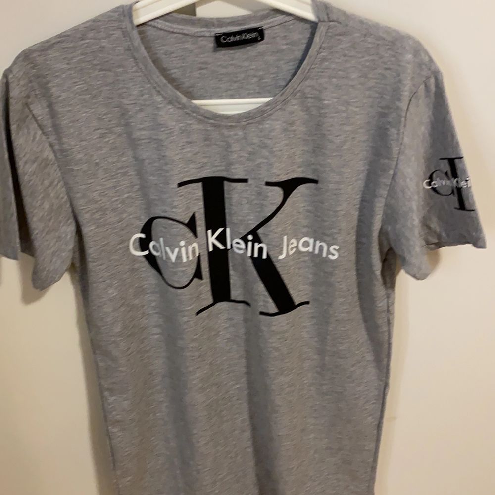 Två grå T-shirt för ett pris. CK är storlek L och BB är storlek S. Går att ha som oversize t-shirts. . T-shirts.
