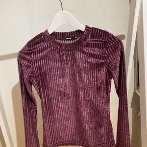 En vinröd tröja från bikbok i storlek XS.