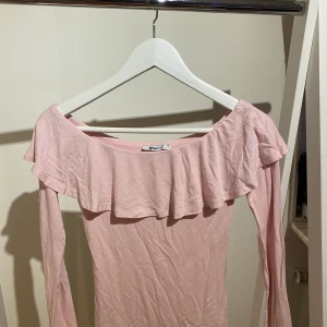 Of sholder topp - En ljusrosa off sholder topp. I storlek XS från gina tricot.