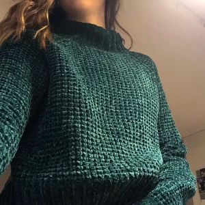Stickad tröja  - Grön stickad tröja i sammet,från hm. super skön! Lent och stretchigt material, frakt ingår💕